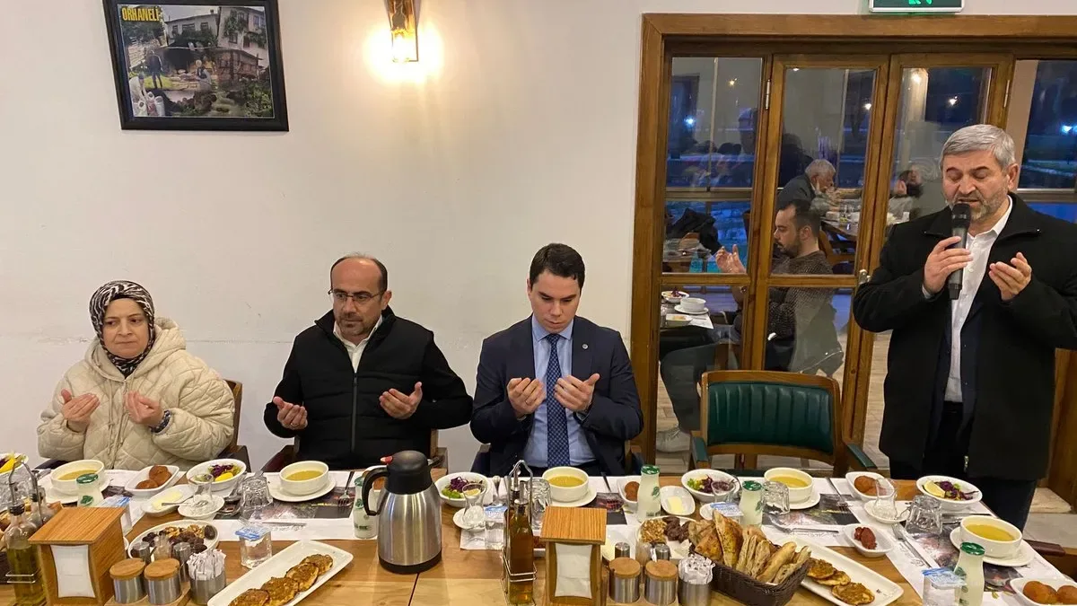 Orhaneli'de Depremzedelerle İftar Sofrası: Kaymakamlık ve Belediye Dayanışması Orhaneli'de Depremzedelerle İftar Sofrası: Kaymakamlık ve Belediye Dayanışması