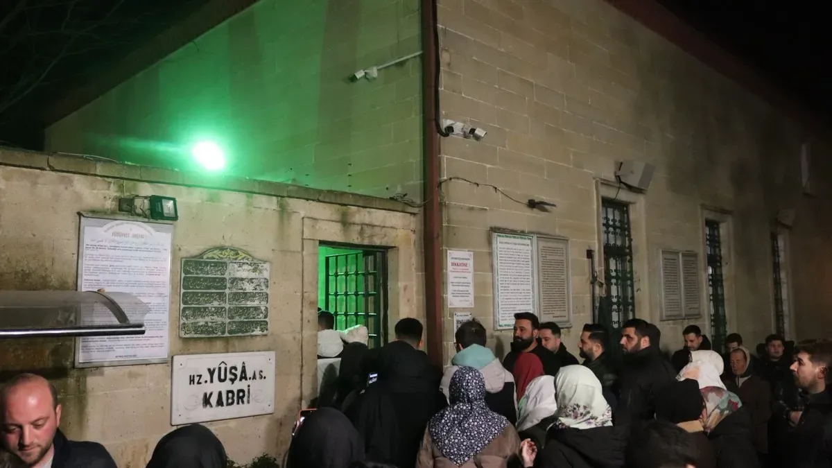 Beykoz'da Kadir Gecesi Coşkusu: Hazreti Yuşa Camii'nde Maneviyat Dolu Program Beykoz'da Kadir Gecesi Coşkusu: Hazreti Yuşa Camii'nde Maneviyat Dolu Program