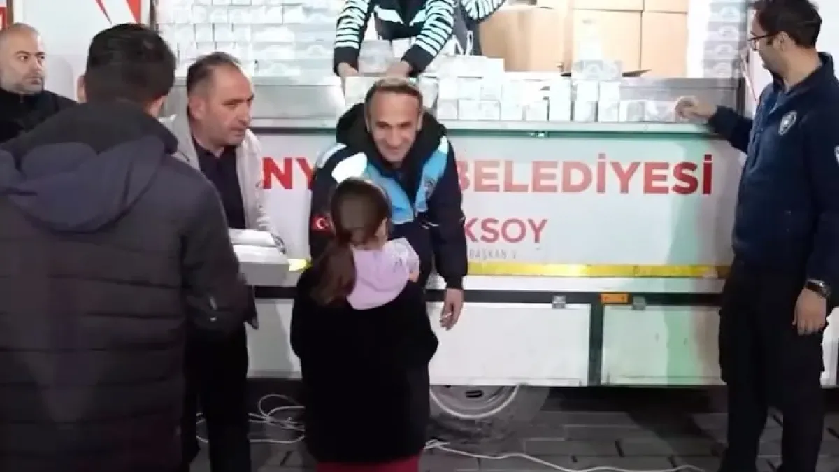 Esenyurt'ta Kadir Gecesi'nde Manevi Buluşma: Dualar ve Kandil Simidi İkramı Esenyurt'ta Kadir Gecesi'nde Manevi Buluşma: Dualar ve Kandil Simidi İkramı