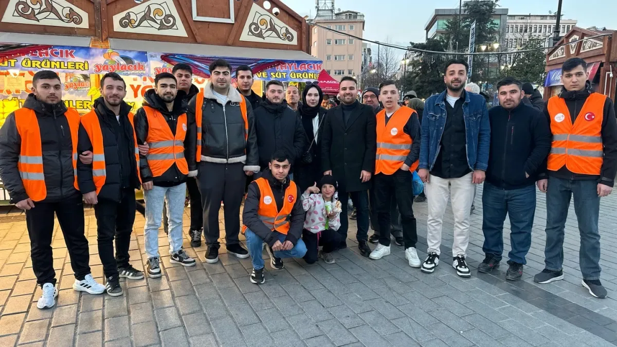 Gaziosmanpaşa'da İftar Sevinci: AK Gençlik Trafikteki Vatandaşlara Yardım Eli Uzattı Gaziosmanpaşa'da İftar Sevinci: AK Gençlik Trafikteki Vatandaşlara Yardım Eli Uzattı