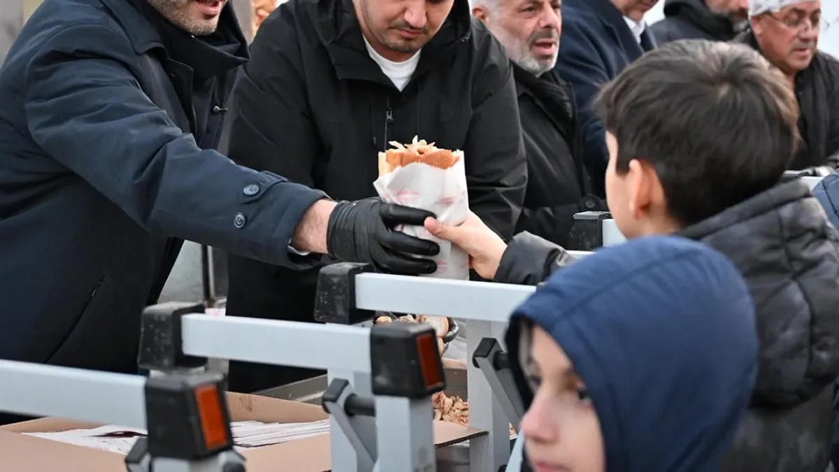 Gaziosmanpaşa'da Kadir Gecesi Coşkusu: Binlerce Kişiye Sıcak Döner İkramı Gaziosmanpaşa'da Kadir Gecesi Coşkusu: Binlerce Kişiye Sıcak Döner İkramı