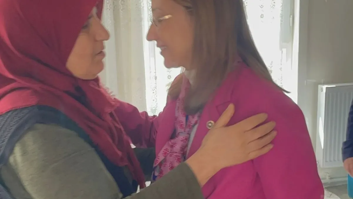 Derya Bakbak Yavuzeli'nde Vatandaşlarla Buluştu: Gönül Sofrası'nda Duygu Dolu Anlar Derya Bakbak Yavuzeli'nde Vatandaşlarla Buluştu: Gönül Sofrası'nda Duygu Dolu Anlar