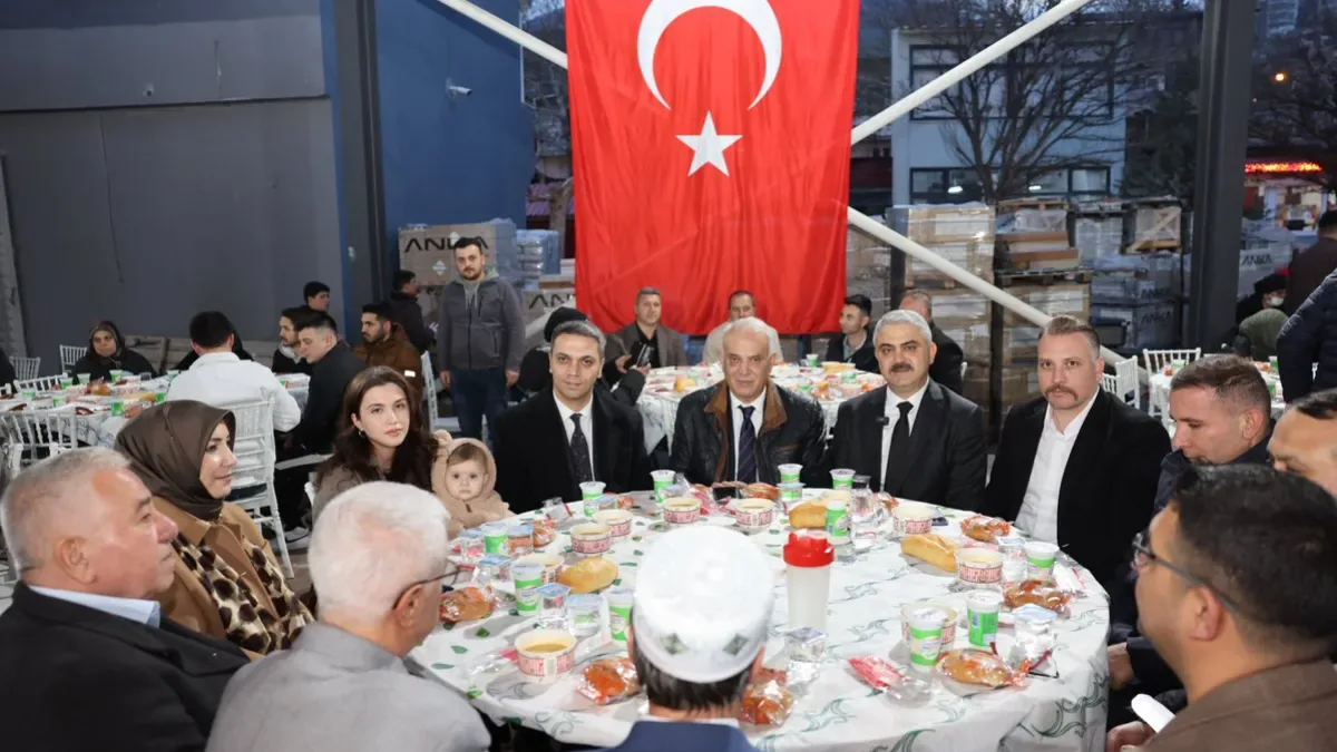 Pozantı'da Binlerce Kişiyle Ramazan Sofrası: Belediye Başkanı Ali Avan'dan Anlamlı Final Pozantı'da Binlerce Kişiyle Ramazan Sofrası: Belediye Başkanı Ali Avan'dan Anlamlı Final