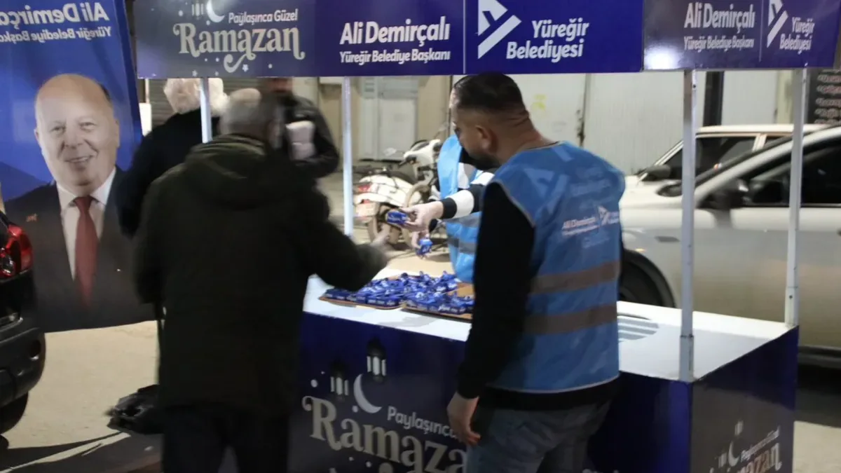 Yüreğir Belediye Başkanı Ali Demirçalı'dan Kadir Gecesi'nde Lokum İkramı Yüreğir Belediye Başkanı Ali Demirçalı'dan Kadir Gecesi'nde Lokum İkramı