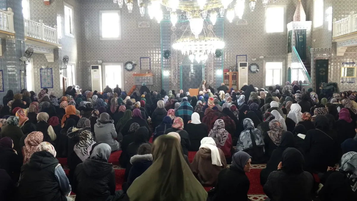 Bağcılar'da Kadınlar Kadir Gecesi'nde Buluştu: Camilerde Maneviyat Dolu Programlar Bağcılar'da Kadınlar Kadir Gecesi'nde Buluştu: Camilerde Maneviyat Dolu Programlar