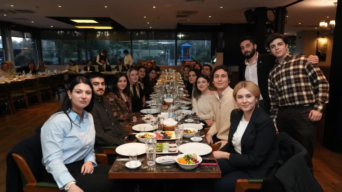 CHP Kadıköy Gençlik Kolları İftarda Buluştu: Yerel Siyasetin Dayanışma Sofrası CHP Kadıköy Gençlik Kolları İftarda Buluştu: Yerel Siyasetin Dayanışma Sofrası