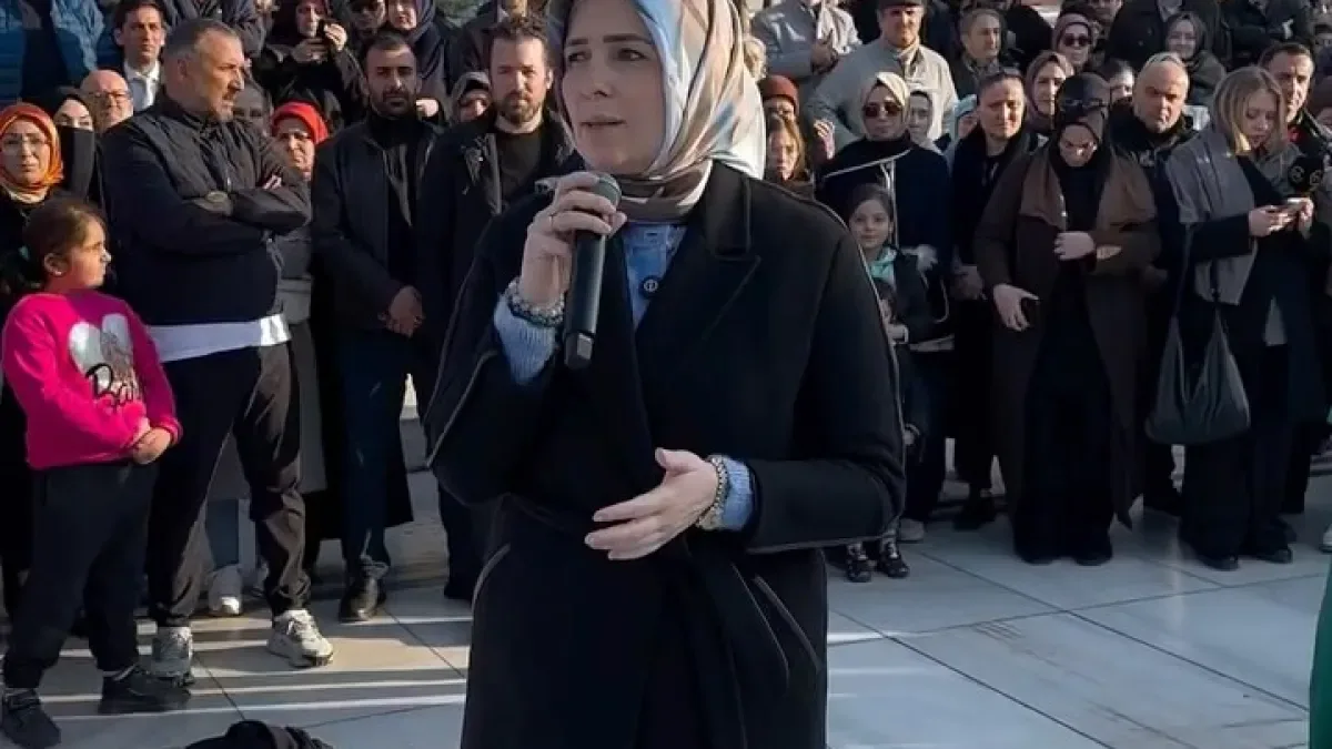AK Partili Büşra Paker Kadir Gecesi'nde Eyüp Sultan'da Dua Etti AK Partili Büşra Paker Kadir Gecesi'nde Eyüp Sultan'da Dua Etti