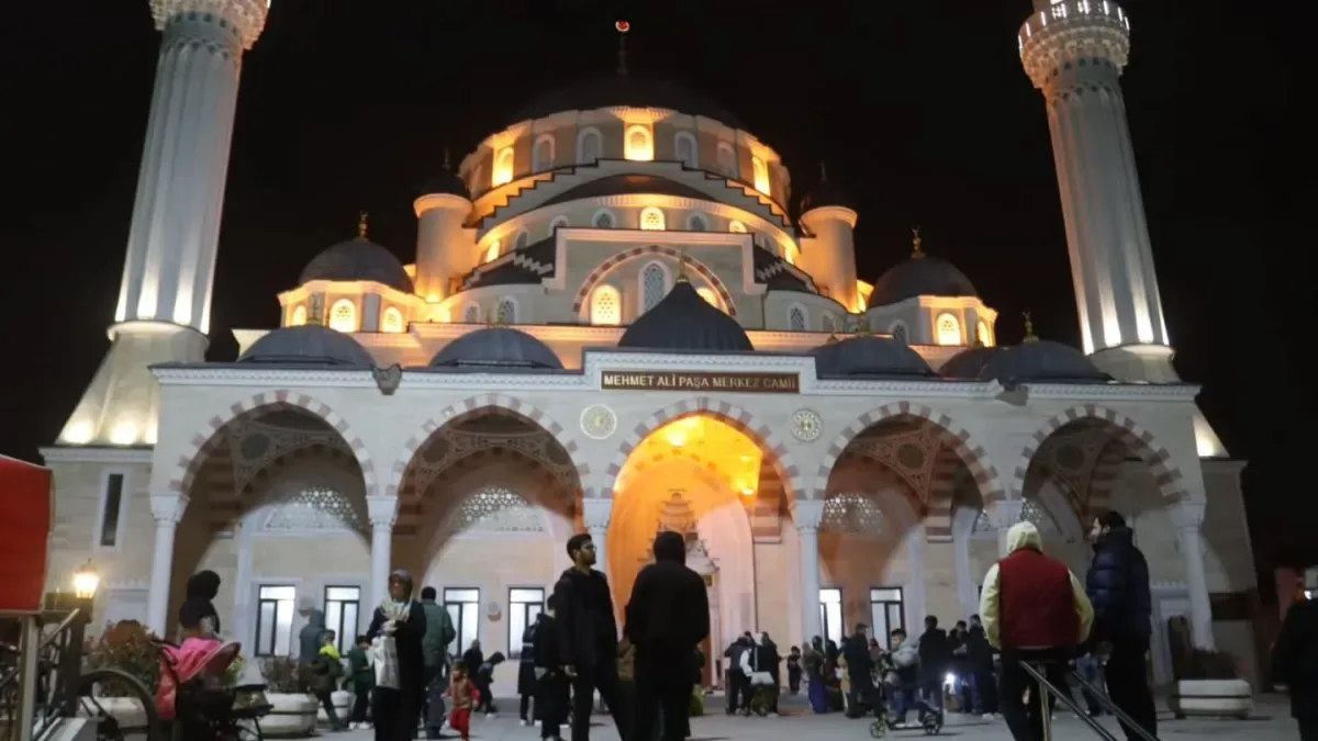 İzmit'te Kadir Gecesi Coşkusu: Başkan Hürriyet Hemşehrileriyle Buluştu İzmit'te Kadir Gecesi Coşkusu: Başkan Hürriyet Hemşehrileriyle Buluştu