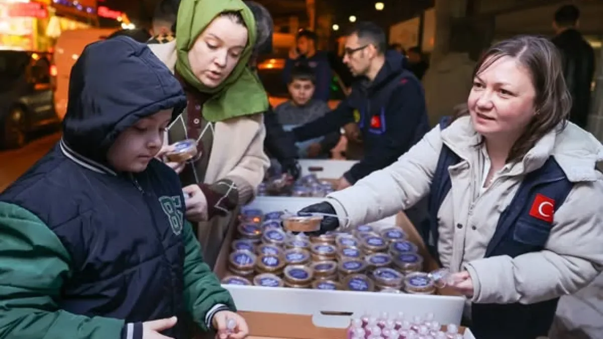 Buca'da Kadir Gecesi'nde Halkla Buluşuldu: Helva ve Gül Suyu İkramı Yapıldı Buca'da Kadir Gecesi'nde Halkla Buluşuldu: Helva ve Gül Suyu İkramı Yapıldı