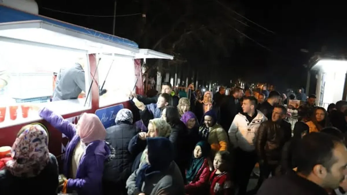 Kadir Gecesi'nde Ödemiş'te Sıcak Yuva: Birgi'de Çorba İkramı Kadir Gecesi'nde Ödemiş'te Sıcak Yuva: Birgi'de Çorba İkramı