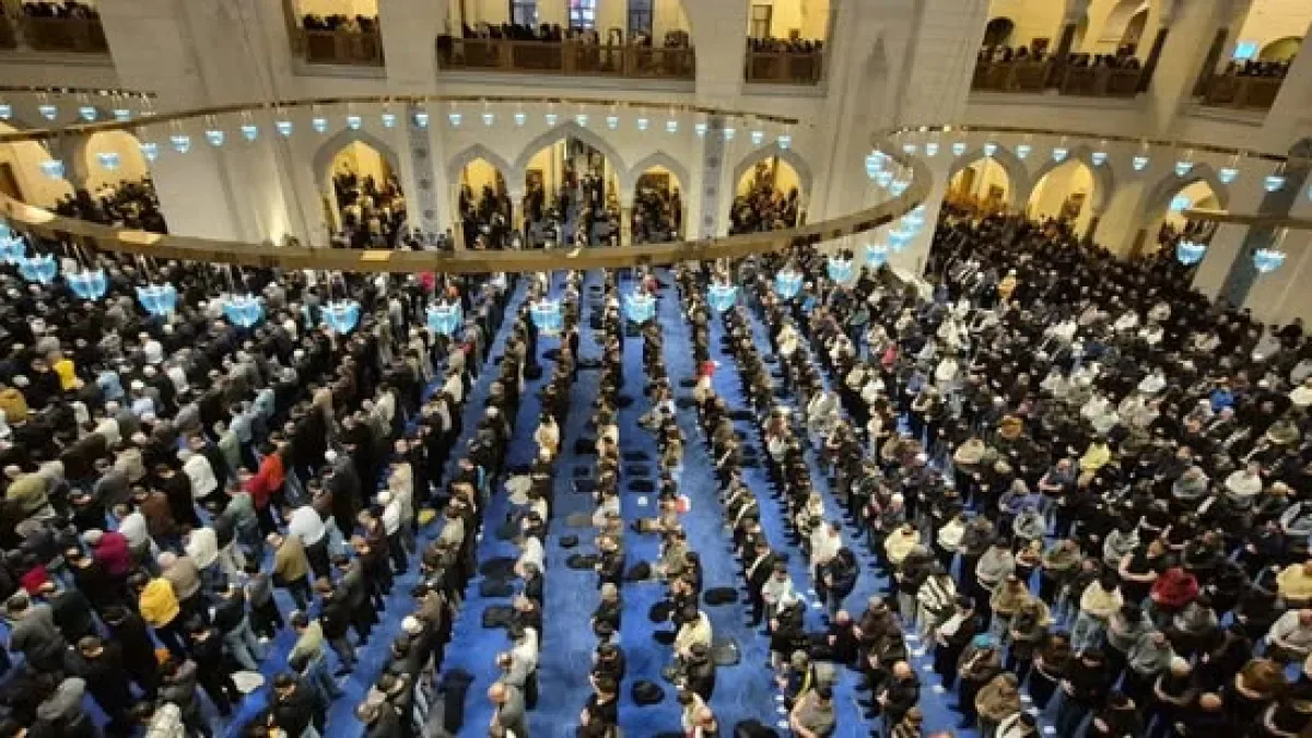 Kadir Gecesi, Beşiktaş Barbaros Hayreddin Paşa Camii'nde Anlamlı Programla Kutlandı Kadir Gecesi, Beşiktaş Barbaros Hayreddin Paşa Camii'nde Anlamlı Programla Kutlandı
