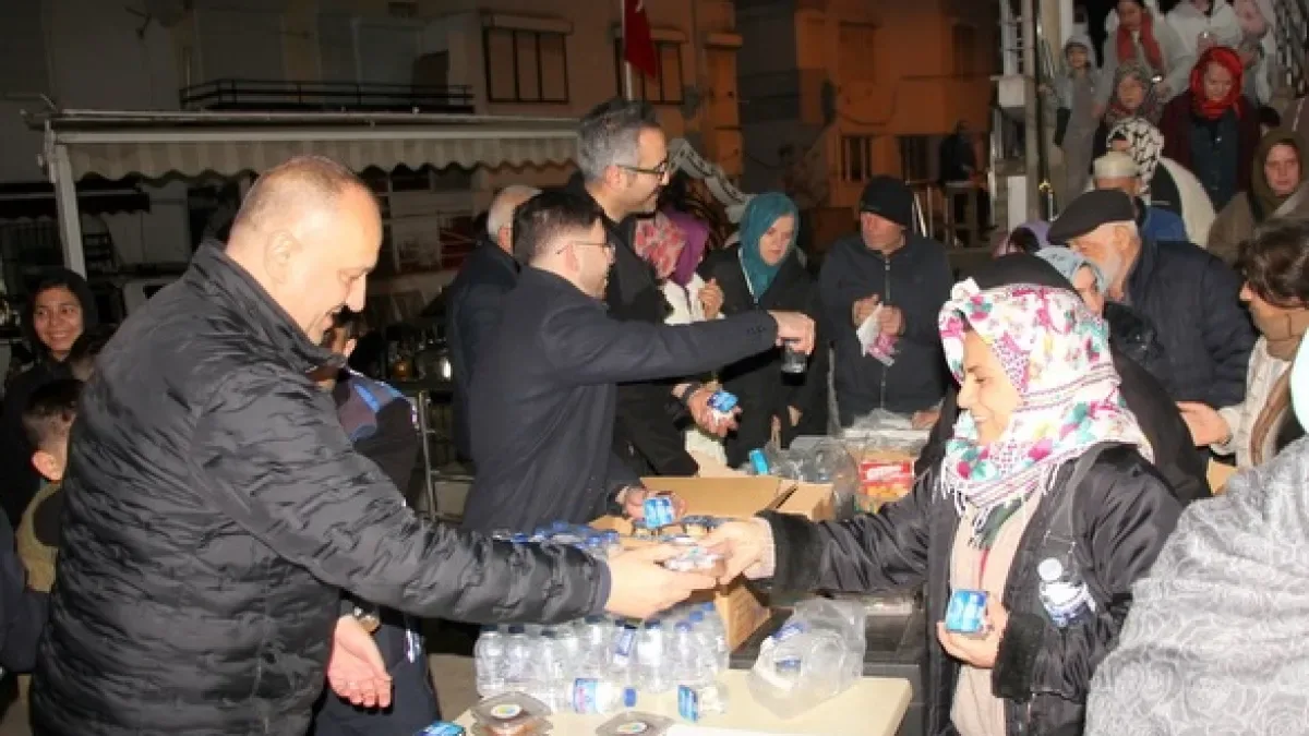 Çınarcık Belediyesi Kadir Gecesi'nde Helva İkramı ile Birlik ve Dayanışma Mesajı Verdi Çınarcık Belediyesi Kadir Gecesi'nde Helva İkramı ile Birlik ve Dayanışma Mesajı Verdi