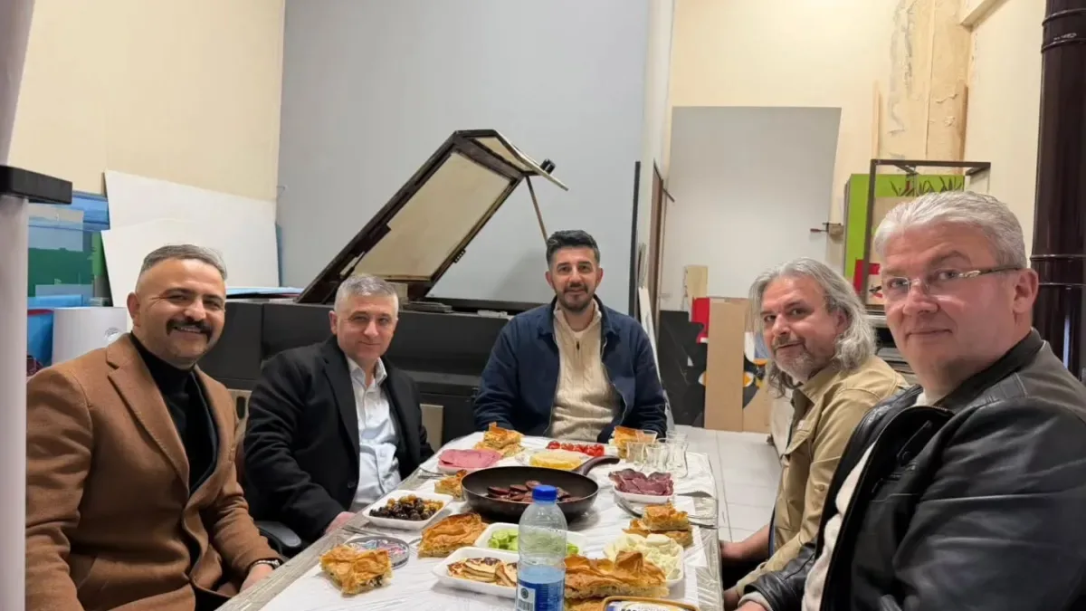Kızılcahamam'da Siyasi Dayanışma: MHP ve AK Parti İlçe Başkanları Sahurda Bir Araya Geldi Kızılcahamam'da Siyasi Dayanışma: MHP ve AK Parti İlçe Başkanları Sahurda Bir Araya Geldi