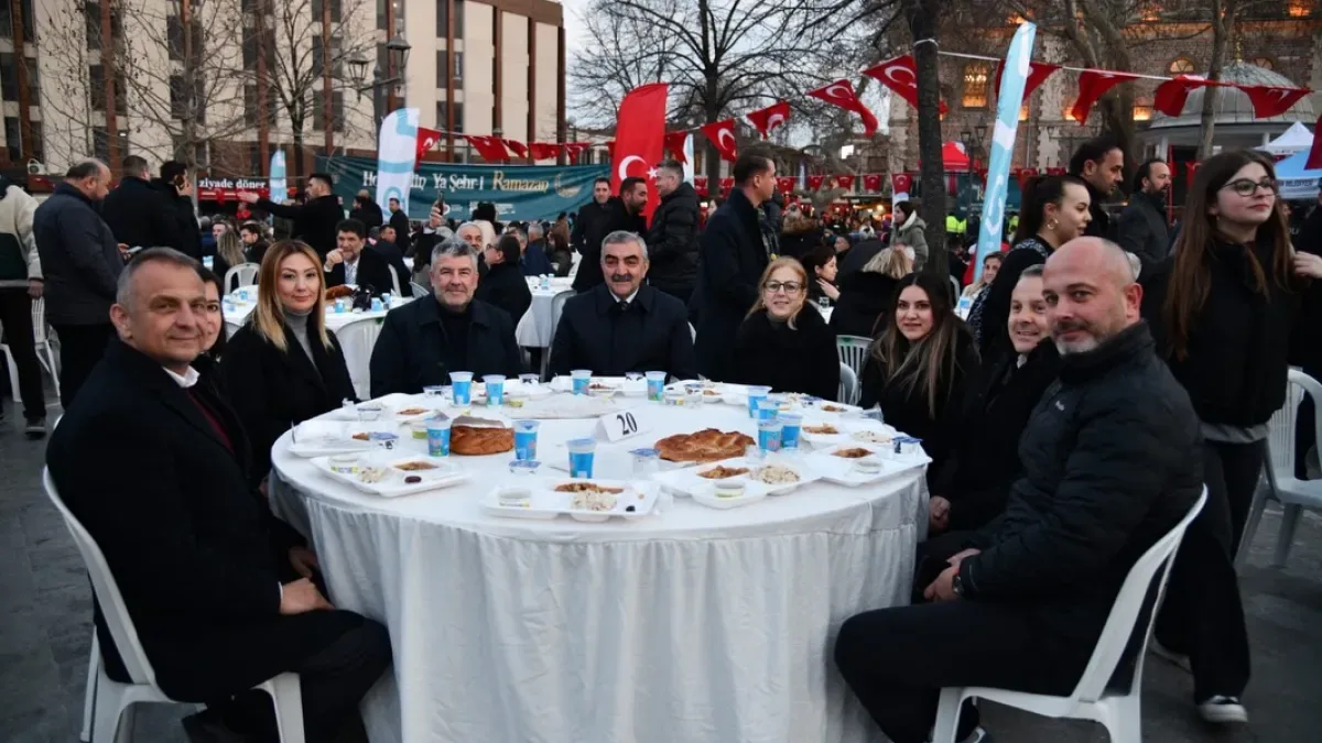 Kadir Gecesi İftarı Zağnos Paşa Meydanı'nda Yapıldı: Ahmet Akın'dan Birlik Mesajı Kadir Gecesi İftarı Zağnos Paşa Meydanı'nda Yapıldı: Ahmet Akın'dan Birlik Mesajı