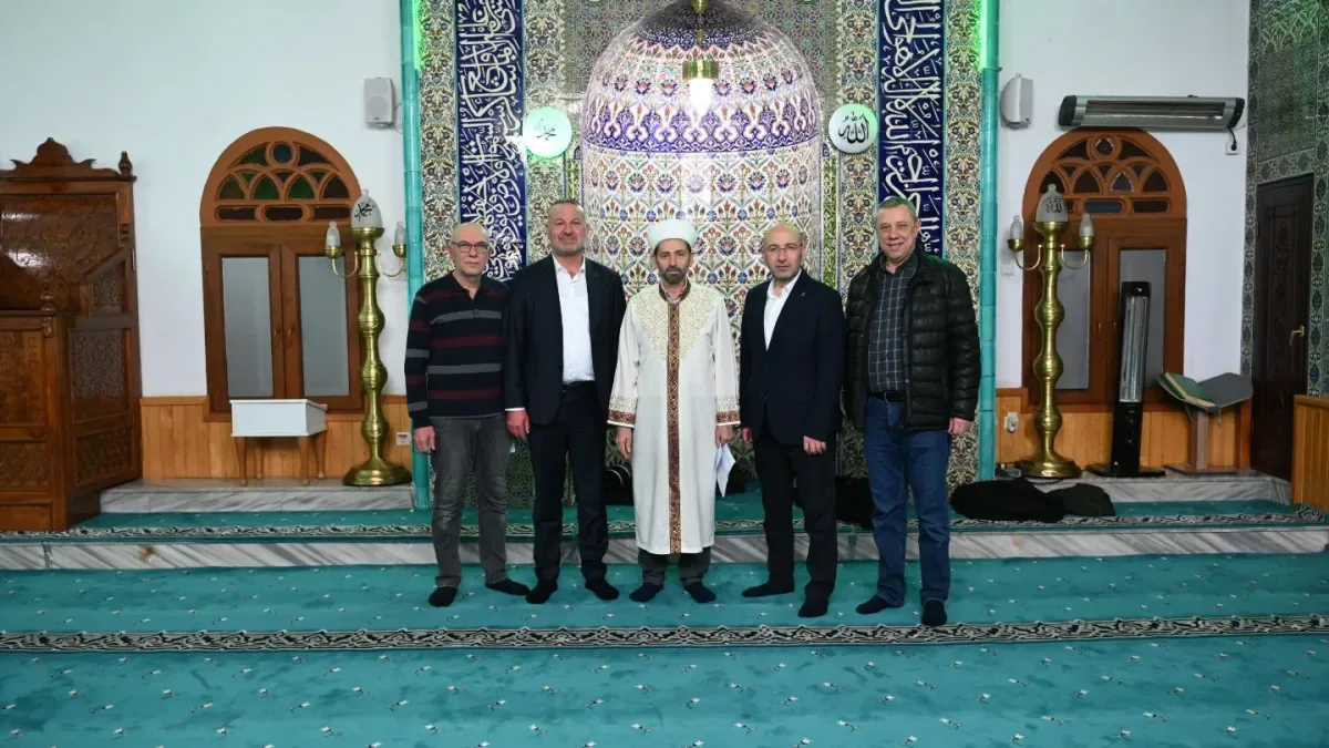 Karacabey'de Kadir Gecesi Coşkusu: Başkan Karabatı Hemşehrileriyle Buluştu Karacabey'de Kadir Gecesi Coşkusu: Başkan Karabatı Hemşehrileriyle Buluştu