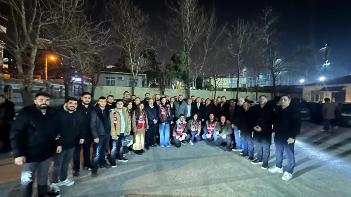 Kadir Gecesi'nde Ataşehir'de Dayanışma: CHP Gençlik Kolları Komşularıyla Buluştu Kadir Gecesi'nde Ataşehir'de Dayanışma: CHP Gençlik Kolları Komşularıyla Buluştu