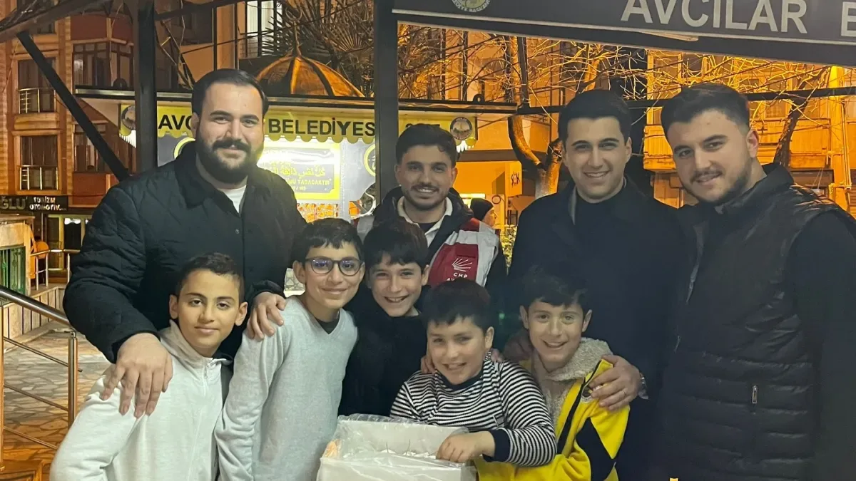 CHP Avcılar Gençlik Kolları Kadir Gecesi'nde Lokum İkramıyla Dayanışma Mesajı Verdi CHP Avcılar Gençlik Kolları Kadir Gecesi'nde Lokum İkramıyla Dayanışma Mesajı Verdi