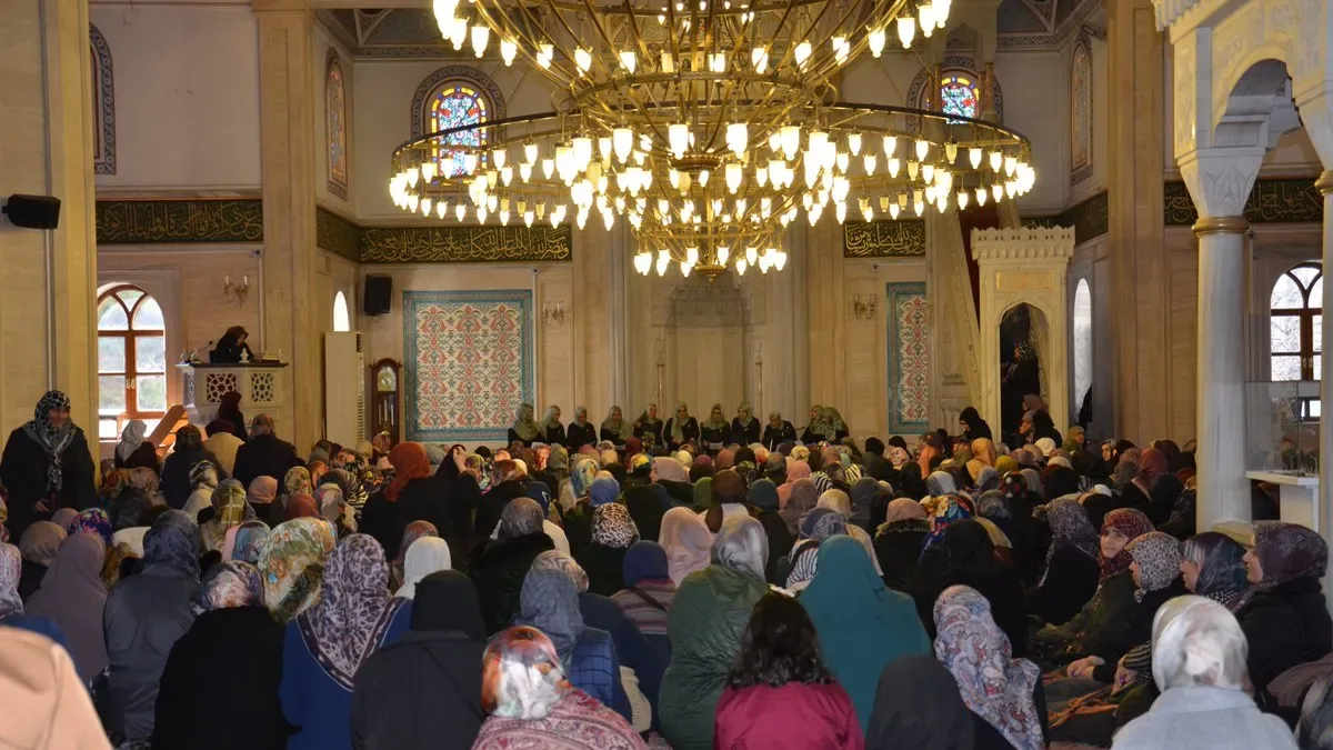 Kadir Gecesi'nde Konya'da Anlamlı Buluşma: Hacıveyiszade Camii'nde Kadınlara Özel Program Kadir Gecesi'nde Konya'da Anlamlı Buluşma: Hacıveyiszade Camii'nde Kadınlara Özel Program
