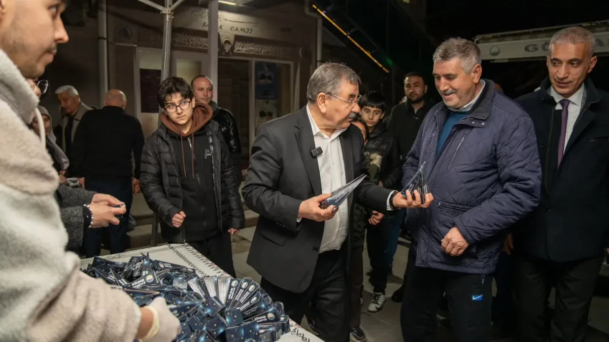 Gölbaşı'nda Kadir Gecesi Coşkusu: Şafak Camii'nde Özel Program ve Lokma İkramı Gölbaşı'nda Kadir Gecesi Coşkusu: Şafak Camii'nde Özel Program ve Lokma İkramı