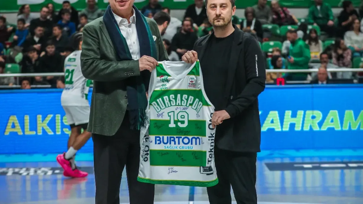 Bursaspor Basketbol, BURTOM'a Teşekkür Etti: İmzalı Forma ve Top Takdimi Bursaspor Basketbol, BURTOM'a Teşekkür Etti: İmzalı Forma ve Top Takdimi