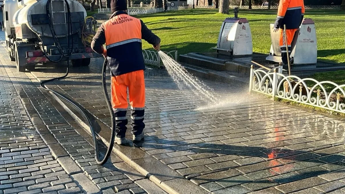 Fatih'in Sokakları Pırıl Pırıl: Belediye Temizlik Ekipleri Yeni Güne Ferah Başlangıç İçin Çalışıyor Fatih'in Sokakları Pırıl Pırıl: Belediye Temizlik Ekipleri Yeni Güne Ferah Başlangıç İçin Çalışıyor
