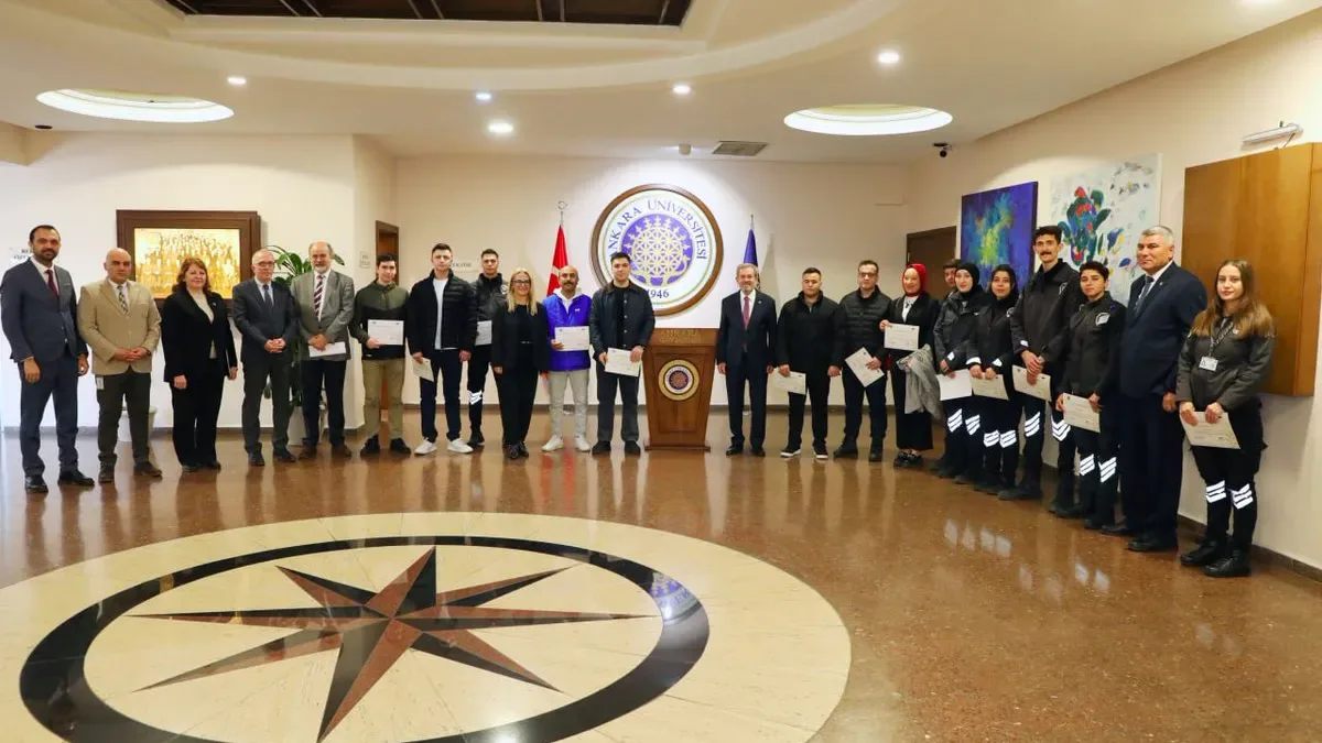 AFAD ve Ankara Üniversitesi İş Birliğiyle Arama Kurtarma Eğitimleri Tamamlandı: Necdet Ünüvar Katılımcılara Belgelerini Takdim Etti AFAD ve Ankara Üniversitesi İş Birliğiyle Arama Kurtarma Eğitimleri Tamamlandı: Necdet Ünüvar Katılımcılara Belgelerini Takdim Etti