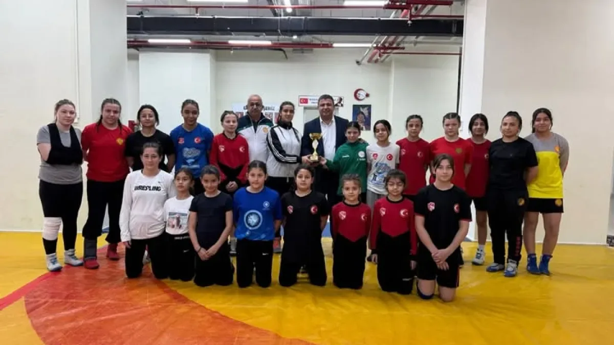 Tire Belediye Spor Kadın Güreş Takımı Başkan Okuroğlu ile Buluştu: 8 Mart Turnuvası'ndan Gururla Döndüler Tire Belediye Spor Kadın Güreş Takımı Başkan Okuroğlu ile Buluştu: 8 Mart Turnuvası'ndan Gururla Döndüler