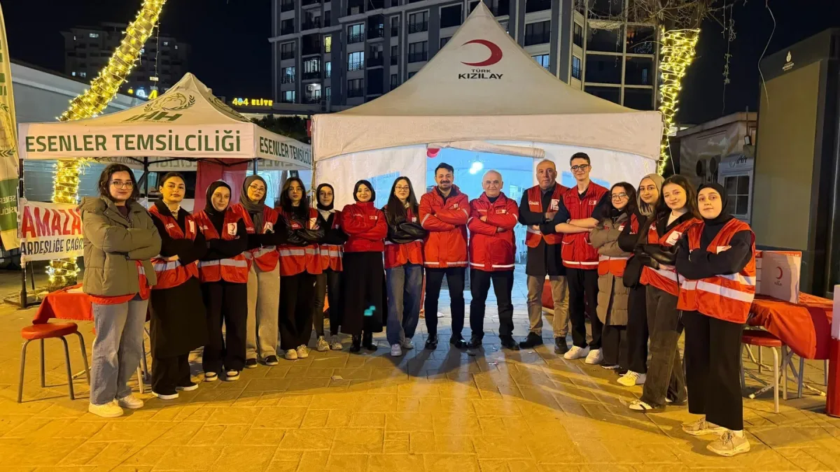 Türk Kızılay Esenler, Kadir Gecesi'nde Dörtyol Meydanı'nda İkramlık Dağıtarak Birlik Mesajı Verdi Türk Kızılay Esenler, Kadir Gecesi'nde Dörtyol Meydanı'nda İkramlık Dağıtarak Birlik Mesajı Verdi