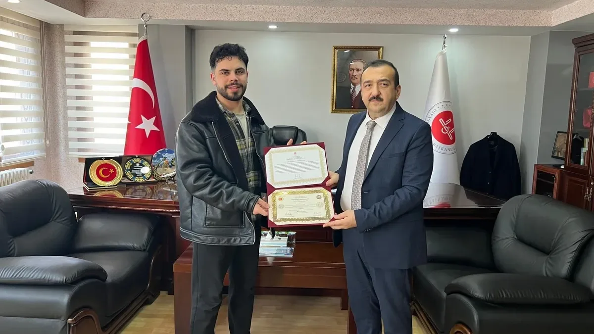 Bakırköy'de İki Genç Hafızlık Belgelerini Aldı: Din Eğitiminde Önemli Başarı Bakırköy'de İki Genç Hafızlık Belgelerini Aldı: Din Eğitiminde Önemli Başarı