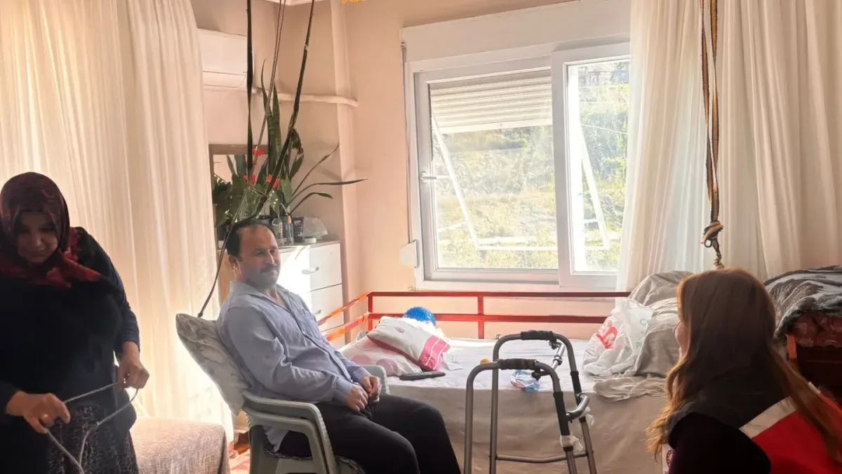 Antalya'da Evde Bakım Hizmeti Alan Aileler Ramazan'da Ziyaret Edildi Antalya'da Evde Bakım Hizmeti Alan Aileler Ramazan'da Ziyaret Edildi
