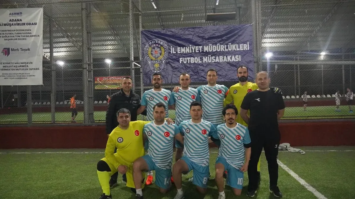 Adana Emniyet Futbol Takımı Çeyrek Finale Yükseldi: Polisler Turnuvada Tarih Yazıyor Adana Emniyet Futbol Takımı Çeyrek Finale Yükseldi: Polisler Turnuvada Tarih Yazıyor