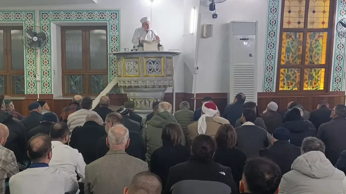 Yalova'da Kadir Gecesi'ne Yoğun İlgi: İl Müftüsü Yılmaztürk'ün Vaazıyla Maneviyat Yükseldi Yalova'da Kadir Gecesi'ne Yoğun İlgi: İl Müftüsü Yılmaztürk'ün Vaazıyla Maneviyat Yükseldi