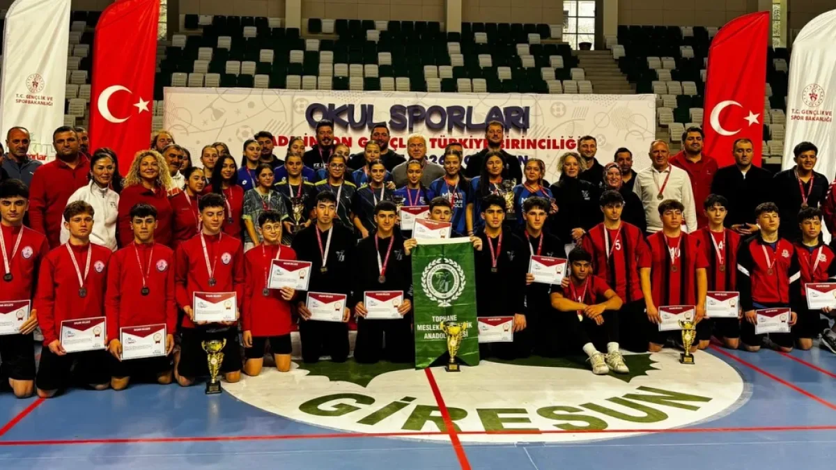 Bursa Tophane Mesleki ve Teknik Anadolu Lisesi Badminton'da Türkiye Şampiyonu Oldu Bursa Tophane Mesleki ve Teknik Anadolu Lisesi Badminton'da Türkiye Şampiyonu Oldu