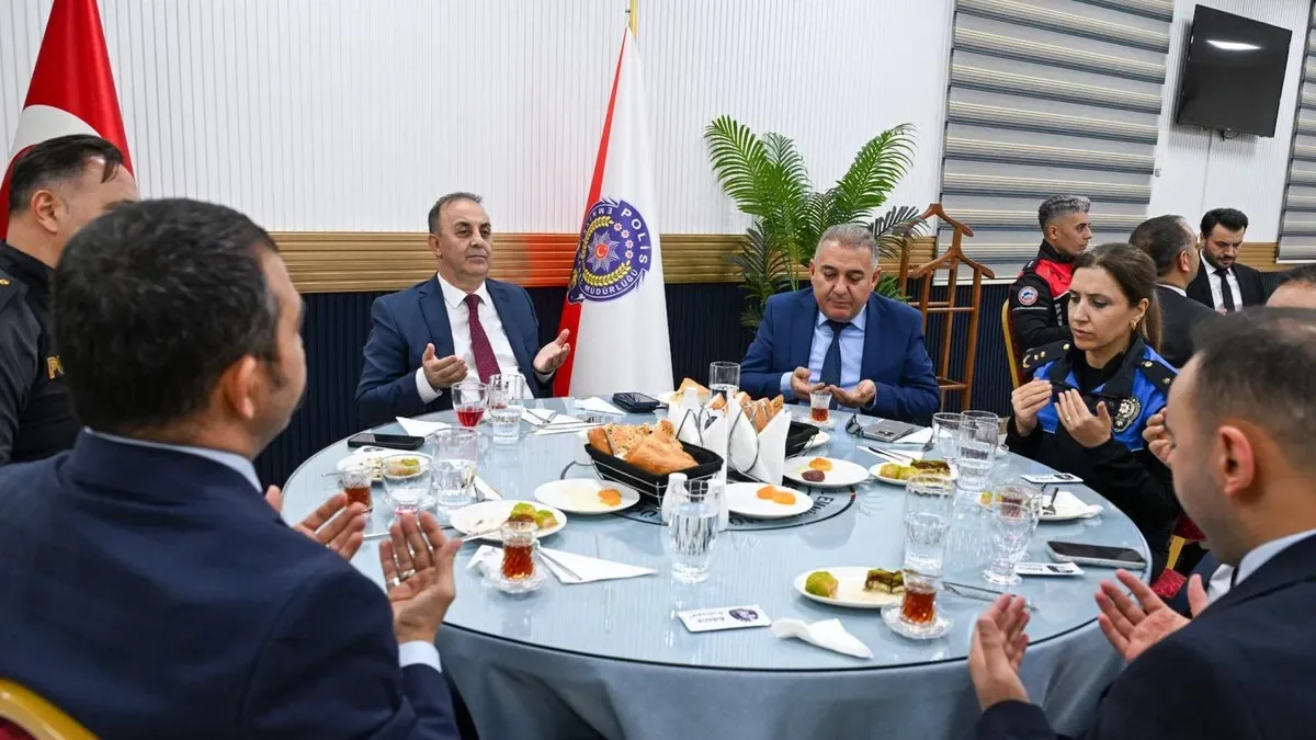 Adana Emniyet Müdürlüğü İftar Sofrasında Buluştu: Ramazan'da Birlik Mesajı Adana Emniyet Müdürlüğü İftar Sofrasında Buluştu: Ramazan'da Birlik Mesajı