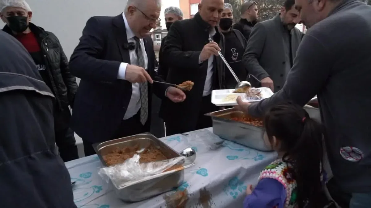 Edremit'te Ramazan Dayanışması: Belediye ve Hemşehriler Birlik ve Bereket İçinde İftarda Buluştu Edremit'te Ramazan Dayanışması: Belediye ve Hemşehriler Birlik ve Bereket İçinde İftarda Buluştu