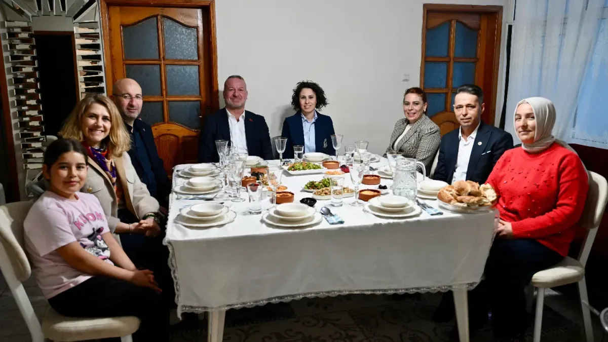 Bursa Karacabey Belediye Başkanı Fatih Karabatı, Kurşunlu'da İftar Sofrasında Bursa Karacabey Belediye Başkanı Fatih Karabatı, Kurşunlu'da İftar Sofrasında