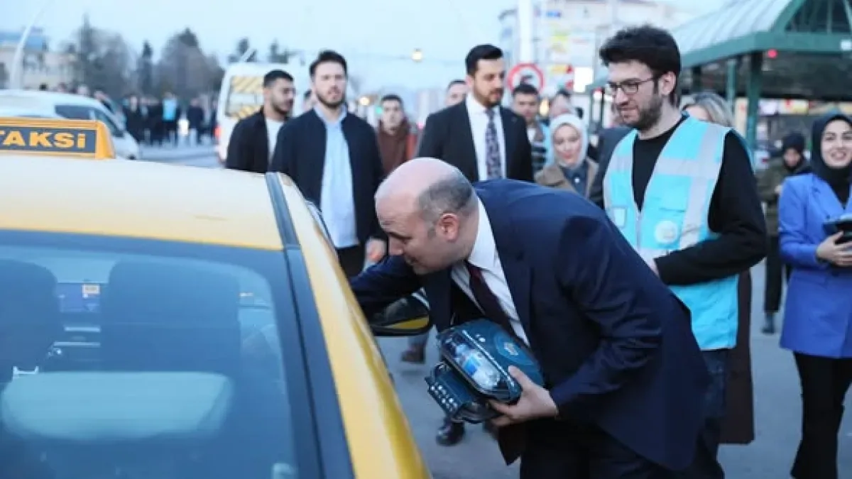 AK Parti Ankara Milletvekili Ömer İLERİ, İftar Öncesi Trafikte Kalan Vatandaşlara Yardım Eli Uzattı AK Parti Ankara Milletvekili Ömer İLERİ, İftar Öncesi Trafikte Kalan Vatandaşlara Yardım Eli Uzattı