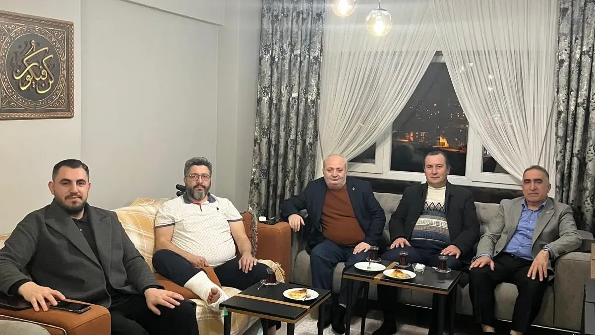 Saadet Partisi Bursa İl Yönetimi, Hasta Üyesini Evinde Ziyaret Etti Saadet Partisi Bursa İl Yönetimi, Hasta Üyesini Evinde Ziyaret Etti