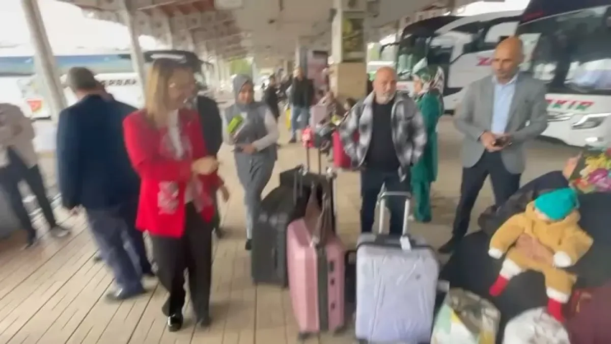 Derya Bakbak, Gaziantep Terminalinde Yolculara Bayram İkramında Bulundu Derya Bakbak, Gaziantep Terminalinde Yolculara Bayram İkramında Bulundu