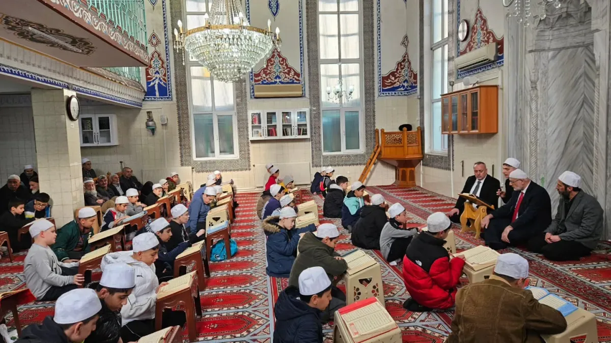 Gaziosmanpaşa'da Çocuklar "1 Vakit Namaz 1 Saat Kur'an" ile Maneviyatı Yaşadı Gaziosmanpaşa'da Çocuklar "1 Vakit Namaz 1 Saat Kur'an" ile Maneviyatı Yaşadı