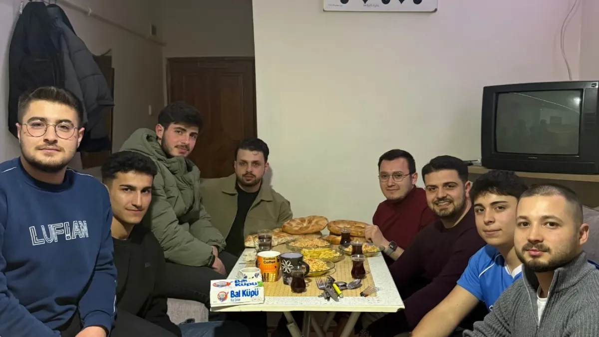 Kocaeli ÜniAK Körfez'deki Öğrencilerle Sahurda Buluştu: Ramazan Dayanışması Kocaeli ÜniAK Körfez'deki Öğrencilerle Sahurda Buluştu: Ramazan Dayanışması