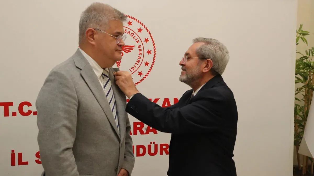 Necdet Ünüvar'dan Ankara İl Sağlık Müdürlüğü Yöneticilerine Rozet Takdimi Necdet Ünüvar'dan Ankara İl Sağlık Müdürlüğü Yöneticilerine Rozet Takdimi