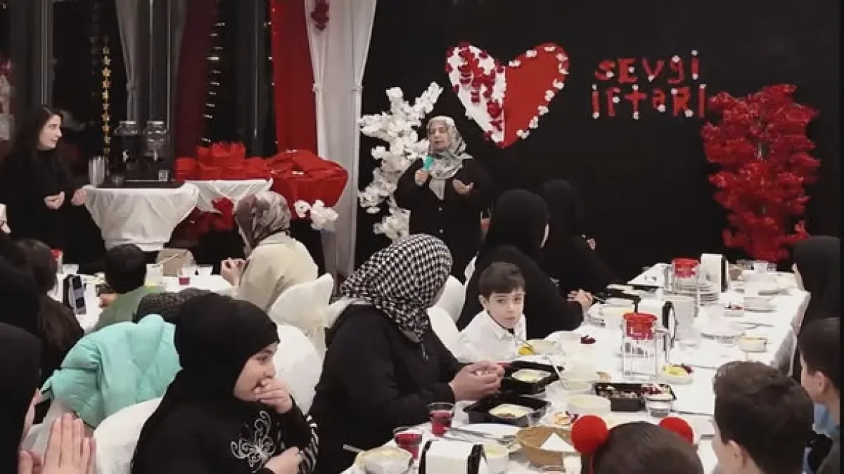 Bağcılar'da Ramazan'ın 15'inde Tarihi Buluşma: Sevgi İftarı'nda Nesiller Kaynaştı Bağcılar'da Ramazan'ın 15'inde Tarihi Buluşma: Sevgi İftarı'nda Nesiller Kaynaştı