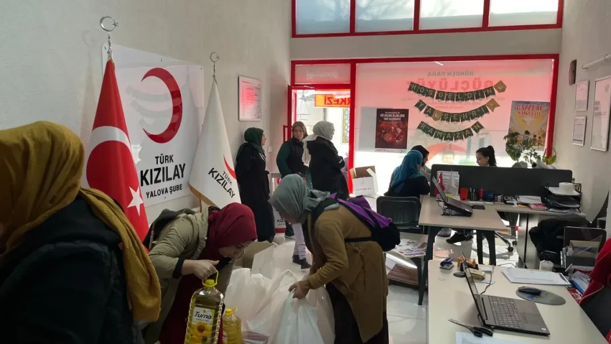 Ramazan'ın Son Günlerinde Yalova'da Yardım Teslimatı İki Kanaldan Devam Ediyor Ramazan'ın Son Günlerinde Yalova'da Yardım Teslimatı İki Kanaldan Devam Ediyor