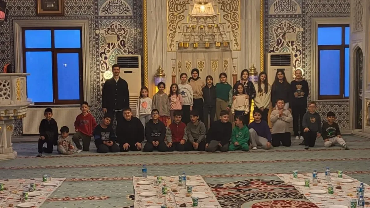 Çatalca'da Cami Çocuk Sesleriyle Doldu: İftar Sonrası Ne Yaşandı? Çatalca'da Cami Çocuk Sesleriyle Doldu: İftar Sonrası Ne Yaşandı?