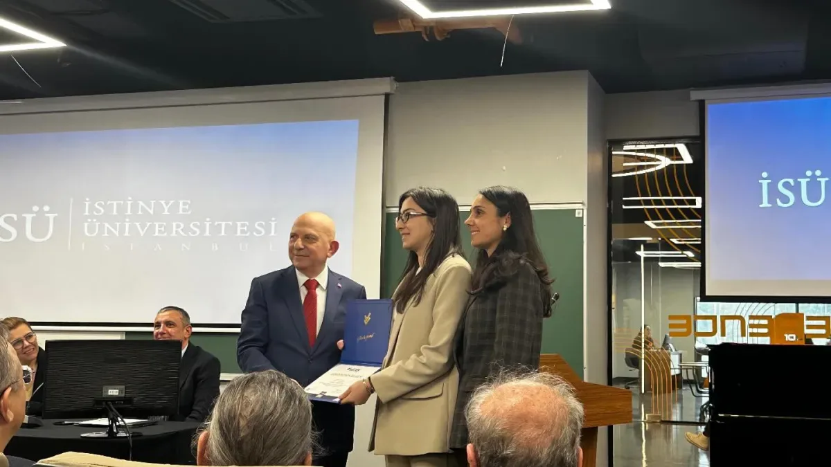 İstinye Üniversitesi'nde Bir Program İçin Rektör İbiş'ten Önemli Takdim İstinye Üniversitesi'nde Bir Program İçin Rektör İbiş'ten Önemli Takdim