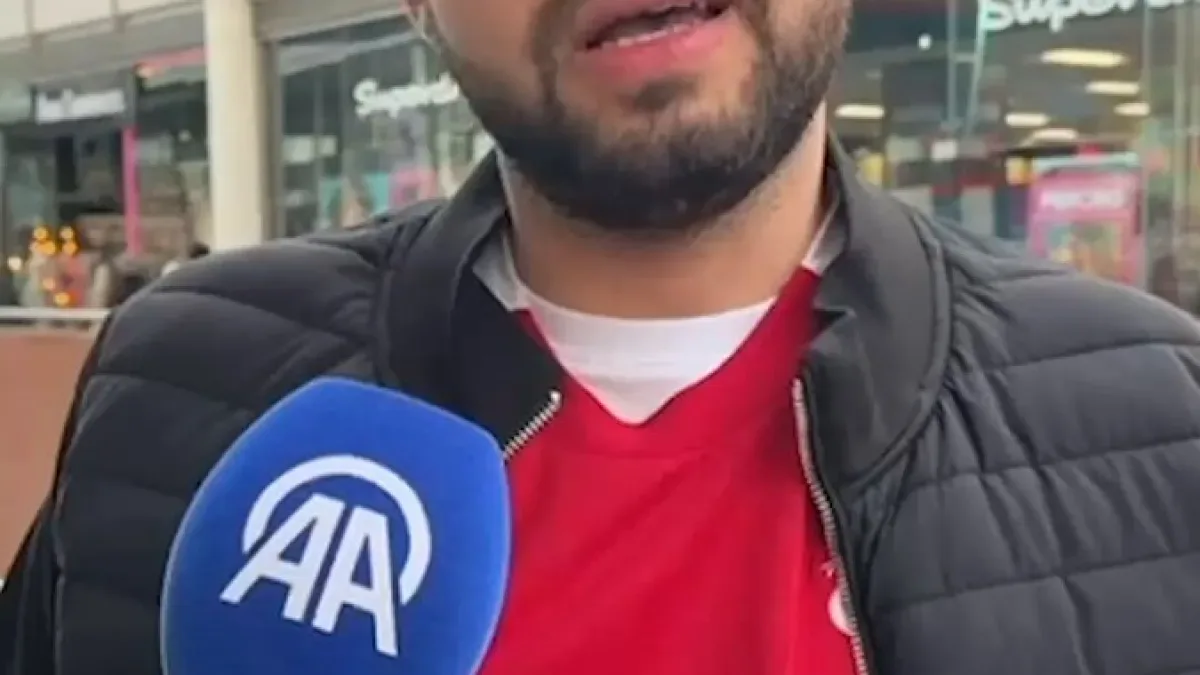 Deplasman Yasağına İlginç Çözüm: Liverpool Forması Giyen Taraftar Tribünde Deplasman Yasağına İlginç Çözüm: Liverpool Forması Giyen Taraftar Tribünde
