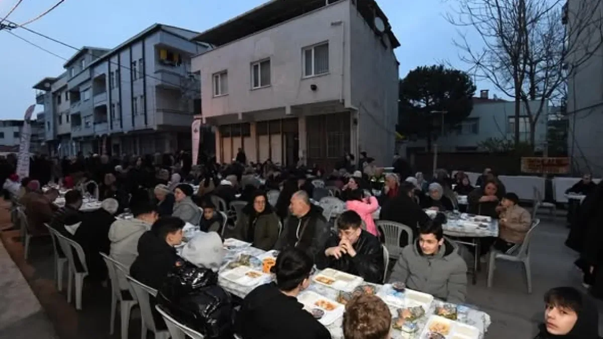 Osmangazi Belediyesi Gülbahçe Mahallesi'nde İftar Sofrası Kurdu Osmangazi Belediyesi Gülbahçe Mahallesi'nde İftar Sofrası Kurdu