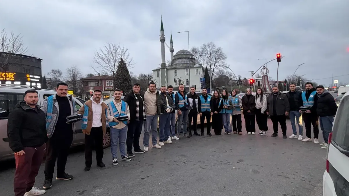 AK Genç Kartepe'den Ramazan'da Sokak ve Duraklarda Özel Görev AK Genç Kartepe'den Ramazan'da Sokak ve Duraklarda Özel Görev