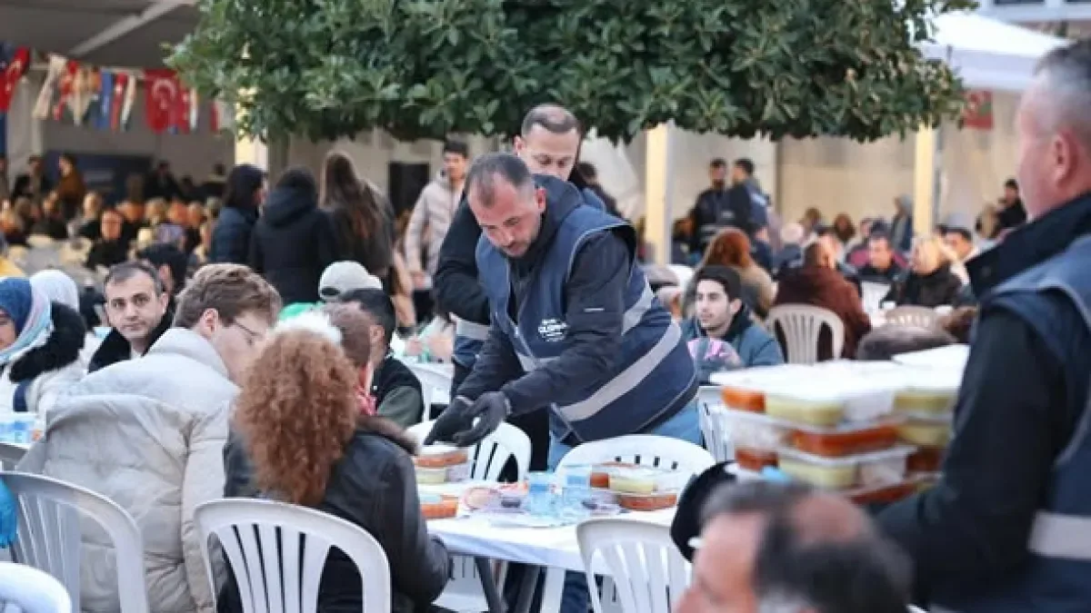 Çeşme'de Kimler Aynı Sofraya Oturdu? Belediyenin Ramazan Buluşması Çeşme'de Kimler Aynı Sofraya Oturdu? Belediyenin Ramazan Buluşması